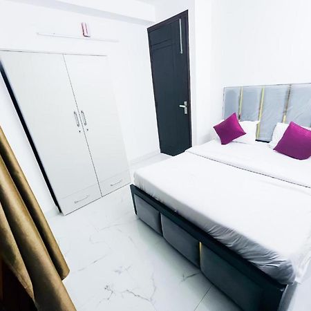 Hotel 24By7 New Delhi Extérieur photo